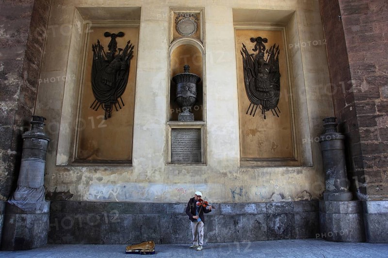 City of Palermo, street musician in the arch of Porta Nuova, new gate, street artist, Sicily, Italy, Europe