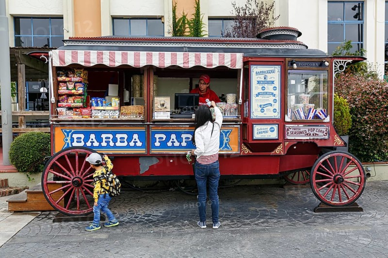Nostalgic trolley, stall selling popcorn, marshmallows and other sweets, passers-by, Tibidabo theme park, Barcelona, Spain, Europe