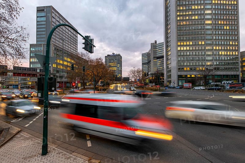 Evening city centre traffic in Essen, large intersection, Bismarck Platz, Hindenburg Strasse, Krupp Strasse, this area would also be affected by a diesel driving ban, below the intersection runs the A40 motorway, in the Ruhrschnellweg tunnel