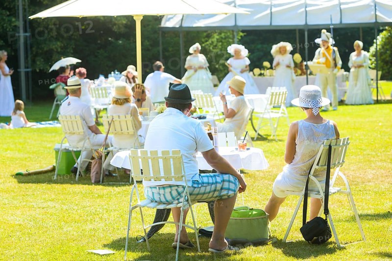 Picnic in white in the castle park of the baroque castle of Rammenau. On the idyllic meadow directly behind the castle with a view of the beautiful castle pond, the picnic places can be occupied. Take your picnic basket and blanket with you on a Sunday outing for the whole family. Garden fans and gourmets alike will get their money's worth!
