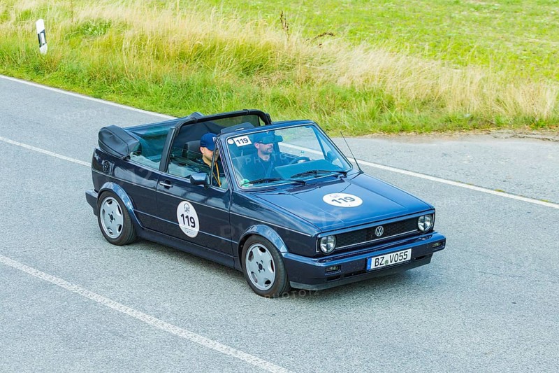 A drive for vintage vehicles. Skilful handling of the vehicle, finding the route by means of the road book and consistent driving style will be assessed. The route, time and drive-through checks as well as special stages are determined by the road book and the boarding card. VW Golf 1 1987
