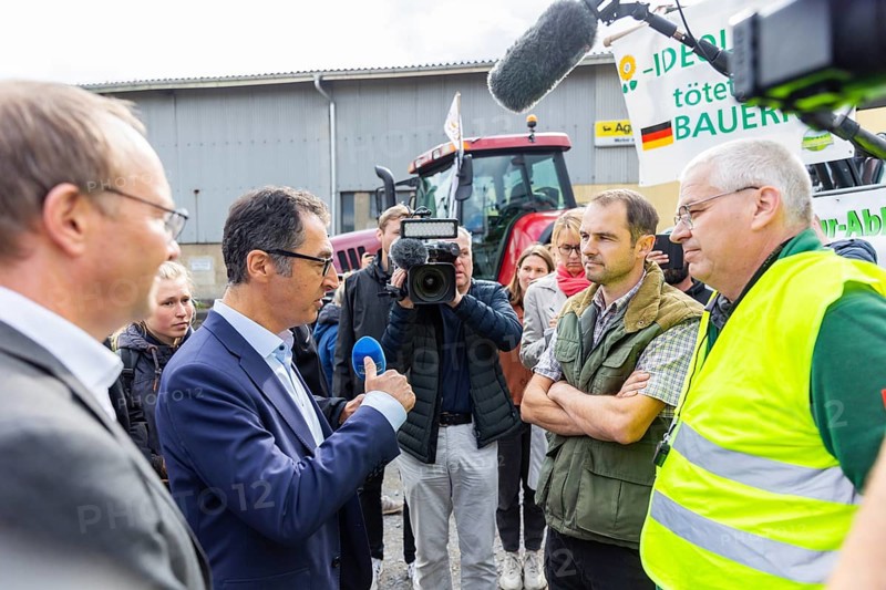 Federal Minister of Food and Agriculture, Cem Özdemir, visits Großdrebnitzer Agrarbetriebsges. mbH together with Saxony's Minister of Agriculture, Wolfram Günther. Protesting farmers raised their economic problems caused by maldistribution and economic imbalances and discussed them with the ministers
