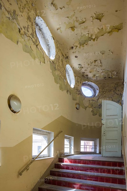 The Stadtbad is a building that was used as an indoor swimming pool for 88 years in the northern suburb of Leipzig. In 2004, the baths were closed due to structural defects. A foundation is working to renovate and revitalise the building. Former administration rooms. Staircase