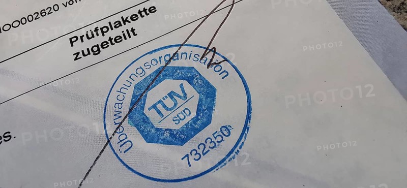 Car, passenger car, documents, TÜV report of the general inspection, result without defects found, inspection sticker assigned, stamp, TÜV