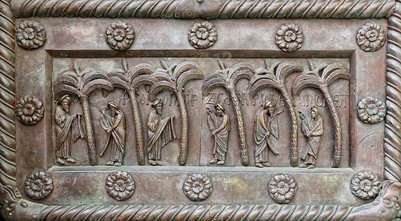 Disputing Prophets, detail Porta San Ranieri, sculptor Bonanus of Pisa, Bonanno Pisano, 1180, Romanesque, Cathedral, Cattedrale Metropolitana Primaziale di Santa Maria Assunta, Miracles Square, Piazza dei Miracoli also Campo dei Miracoli, Piazza del Duomo, Pisa, Tuscany, Italy, UNESCO World Heritage Site, Europe