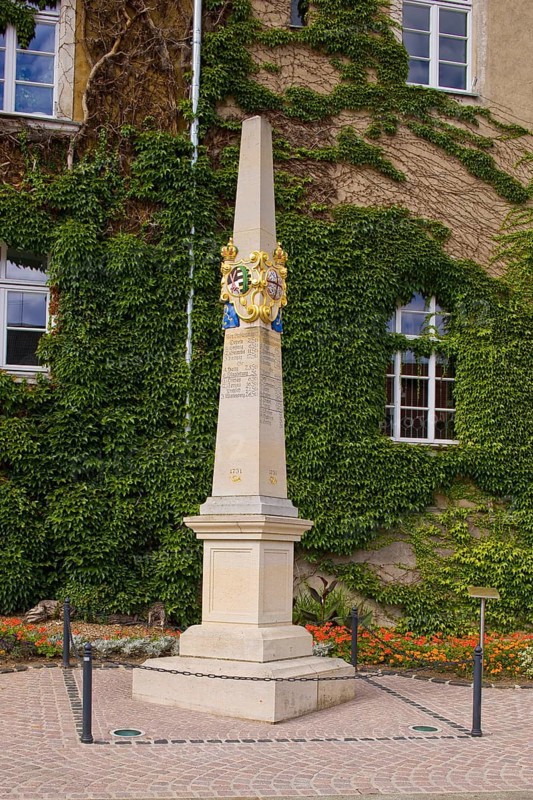 Roßwein is a small town in Saxony. The name comes from the Old Sorbian Rusavin. This goes back to the personal name Rusva, to rusy, reddish, blond. It was therefore the settlement of a Rusava. Electoral Saxon postal pillar