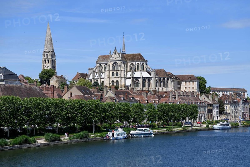 Cathédrale Saint-Étienne on the river Yonne, Auxerre, Département Yonne, Region Bourgogne-Franche-Comté, Burgundy, France, Europe