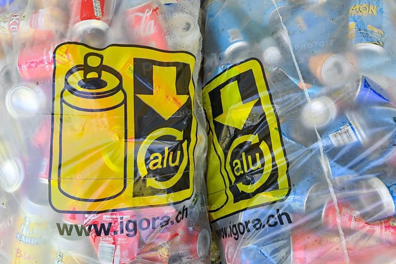 Plastic bag with aluminium cans