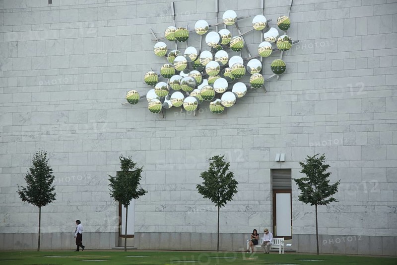 Inner courtyard and sculpture with lenses, mirror on house wall of Städel Museum, Städelsche Kunstinstitut, Museumsufer, Schaumainkai, Sachsenhausen, Main, Frankfurt, Hesse, Germany, Europe