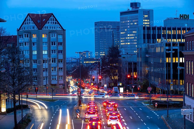 Evening city centre traffic in Essen, large intersection of Bismarckstrasse, B224, Friedrichstrasse and Hohenzollernstrasse, this area would also be affected by a diesel driving ban, Essen, North Rhine-Westphalia, Germany, Europe