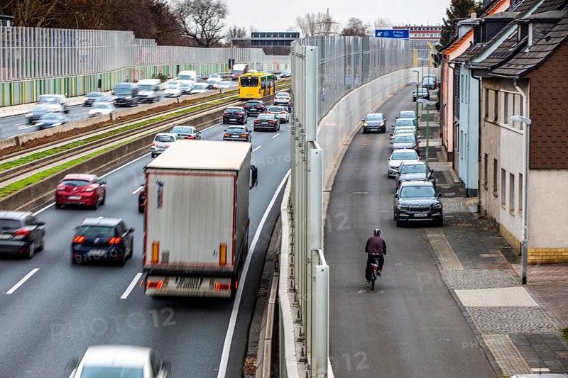 Motorway A40, Ruhrschnellweg, city centre of Essen, level with exit Essen-Frillendorf, track bus route, this area would also be affected by a diesel driving ban, noise barriers, houses directly on the motorway, Essen, North Rhine-Westphalia, Germany, Europe