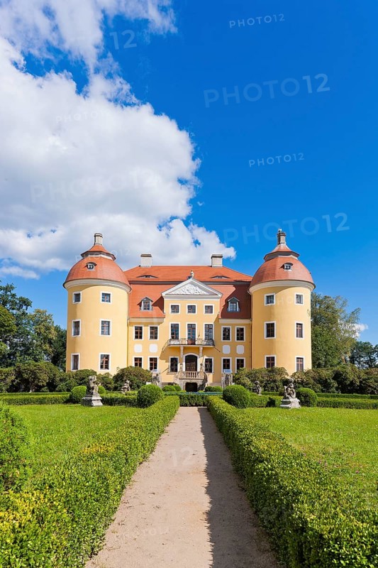 (Copyright © Sylvio Dittrich +49 1772156417) The Baroque Milkel Castle complex is located on the northern edge of the village of Milkel in the municipality of Radibor. This is located around 13 kilometres north of Bautzen in the Upper Lusatian heath and pond landscape