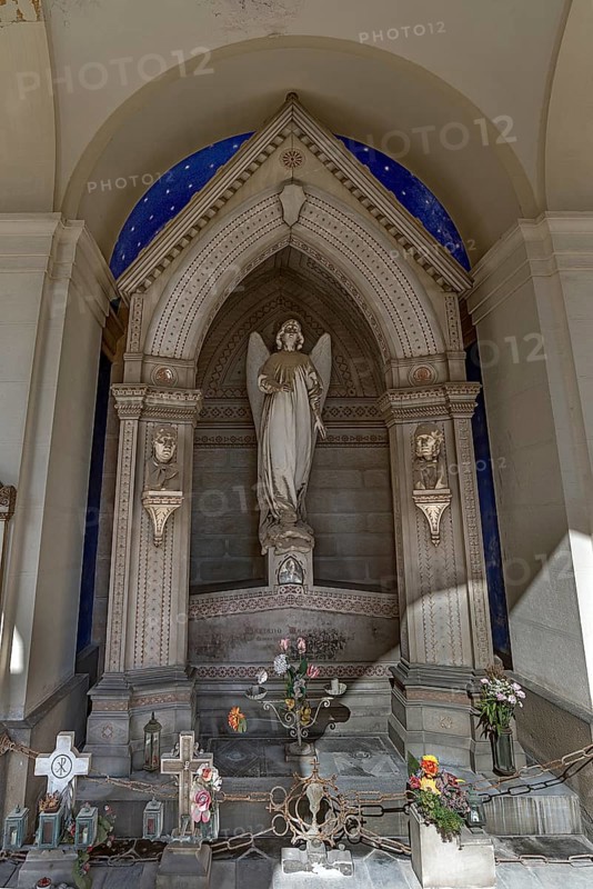 Angel, sculpture on a family tomb, Monumental Cemetery, Cimitero monumentale di Staglieno), Genoa, Italy, Europe