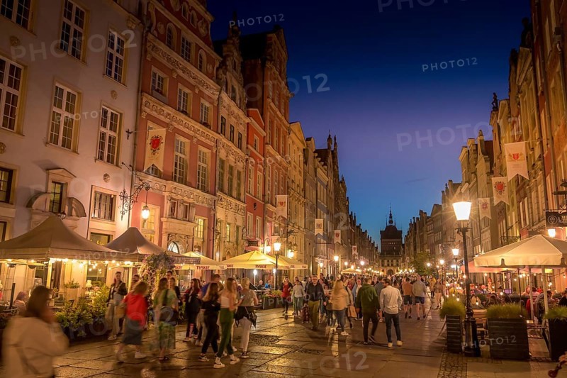 Patrician houses, tourists, Langgasse, Old Town, Gdansk, Pomeranian Voivodeship, Poland, Europe
