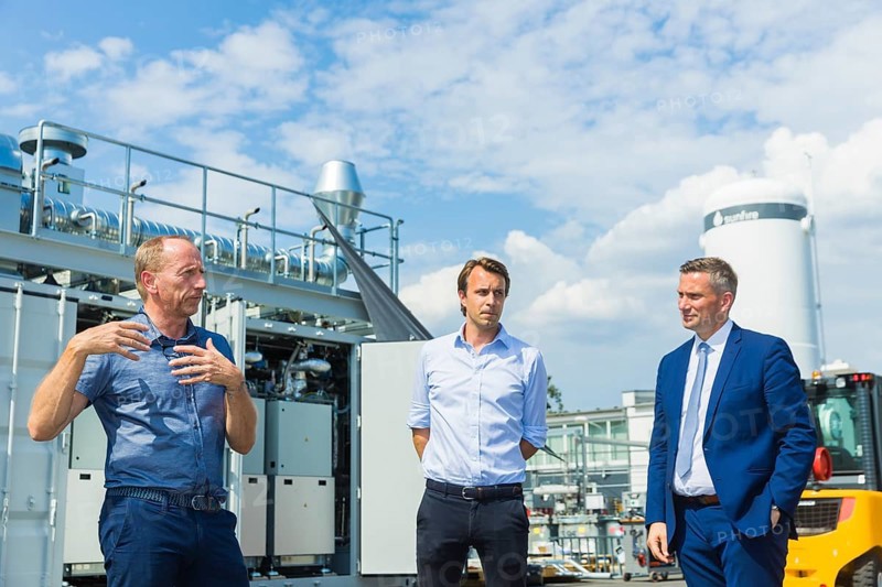 Nils Aldag, Managing Director, Chief Commercial Officer (CCO) at Sunfire GmbH and Carl Berninghausen, Chief Executive Officer (CEO) at Sunfire GmbH, explain to Martin Dulig Minister of State for Economic Affairs, Labour and Transport of the Free State of Saxony, about an aggregate for high-temperature electrolysis for hydrogen production