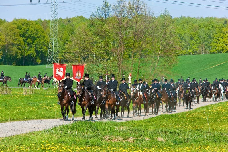 Every year at Easter there are about 5 processions in Lusatia, each with about 200 riders. The Catholic Church continues old Sorbian rites here. Thousands of spectators watch the impressive cavalcades