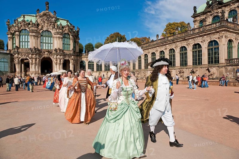 Baroque performers in the Zwinger, the tradition of past festivities and court ceremonies at the Saxon court, is cultivated today in associations