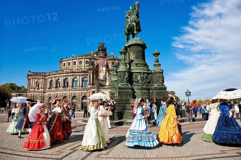 Baroque performers on Dresden's theatre square in front of the Semperoper. Zwinger, the tradition of past festivities and court ceremonies at the Saxon court, is cultivated today in associations