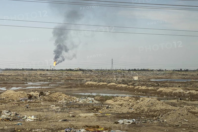 Aufnahme auf dem Weg in das Weltkulturerbe Marschland, in Basra. Am Horizont sieht man die Verbrennung von fossilen Energien, auch Gas Flaring genannt. 10.03.2023