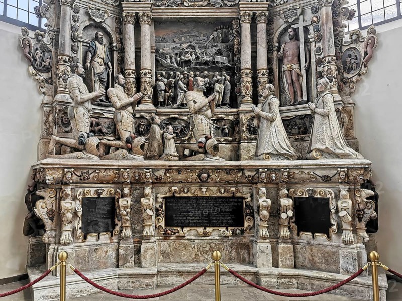 Epitaph, alabaster tomb, praying group of figures, Morizkirche, Evangelical Lutheran Town Church of St. Moriz, Coburg, Upper Franconia, Bavaria, Germany, Europe