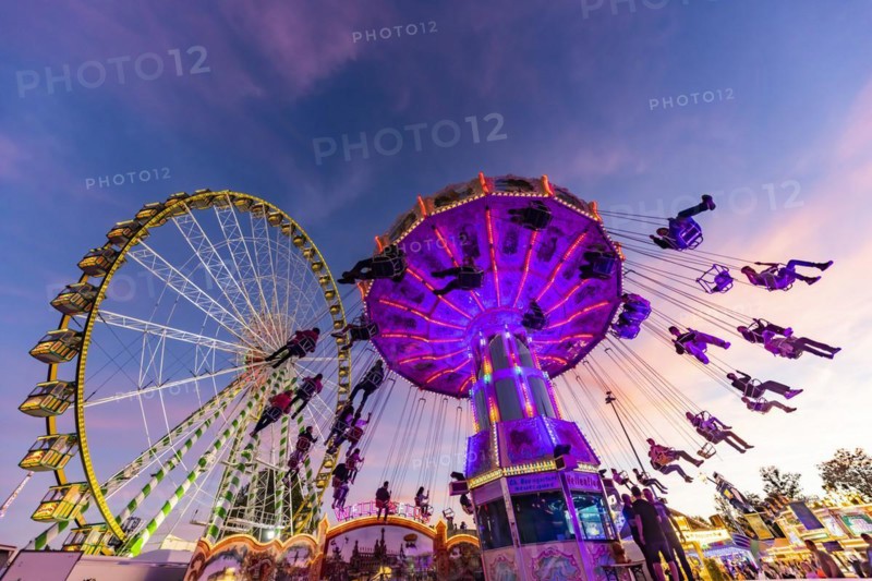 Chain carousel in the evening, Stuttgart Folk Festival at the Cannstatter Wasen. Around 260 showmen provide a great atmosphere at the traditional festival, Stuttgart, Baden-Württemberg, Germany, Europe