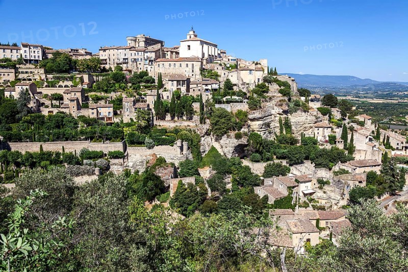 Old town with Renaissance castle, Gordes, Vaucluse, Provence-Alpes-Cote dAzur, Provence, South France, France, Europe