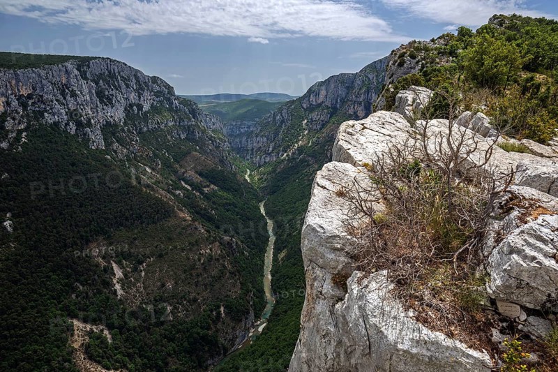 View into the Verdon Gorge at the Belvedere de la Dent d Aire, below river Verdon, Grand Canyon du Verdon, Département Alpes-de-Haute-Provence, Provence, France, Europe