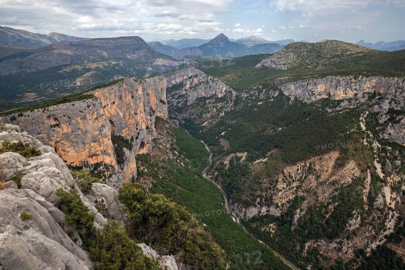 View into the Verdon Gorge at the Belvedere de la Dent d Aire, below river Verdon, Grand Canyon du Verdon, Département Alpes-de-Haute-Provence, Provence, France, Europe
