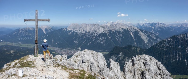 Alpine panorama, hikers at the summit cross, Westliche Wettersteinspitze, Wetterstein Mountains, Bavaria, Germany, Europe