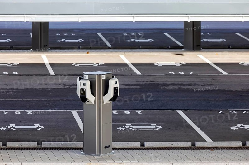 Largest charging park in the world opened at Merklingen Swabian Alb station. 259 covered stations for electric cars are located under two 160 and 190 metre long roofs. The Swabian Alb special purpose association and the state are investing around five million euros in the charging park. 01.11.2023: Merklingen, Alb-Donau-Kreis, Baden-Württemberg, Germany, Europe (© (c) Arnulf Hettrich Fnoxx, Publication only against fee, copyright notice and voucher copy. Contact: Arnulf Hettrich, picture agency F, Europe