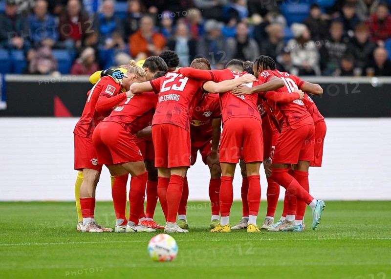 Teambuilding, circle of the team in front of the start of the match RasenBallsport Leipzig, PreZero Arena, Sinsheim, Baden-Württemberg, Germany, Europe