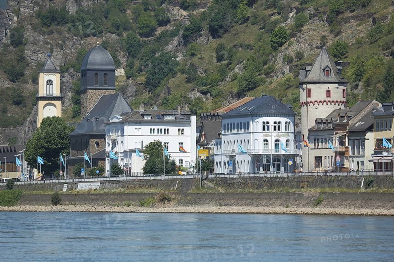 Townscape with towers in St. Goarshausen on the banks of the Rhine, Rhineland-Palatinate, Upper Middle Rhine Valley, Germany, Europe