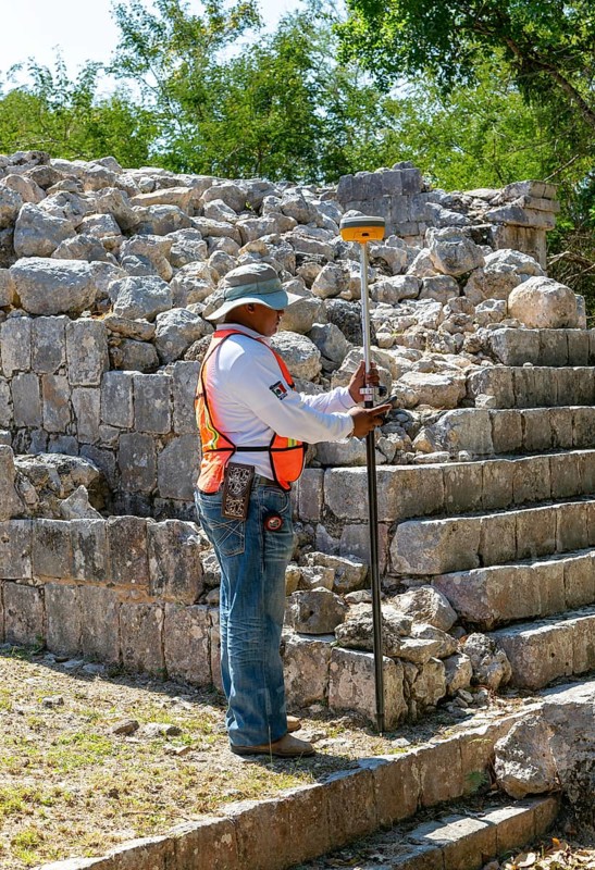 Surveyor at work, Temple of Panels, Templo de los Tableros Esculpidos, Chichen Itzá, Mayan ruins, Yucatan, Mexico, Central America