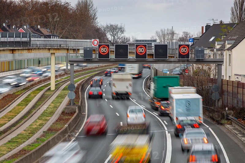 Motorway A40, Ruhrschnellweg, city centre of Essen, exit Essen-Frillendorf, Spurbus route, this area would also be affected by a diesel driving ban, Essen, North Rhine-Westphalia, Germany, Europe