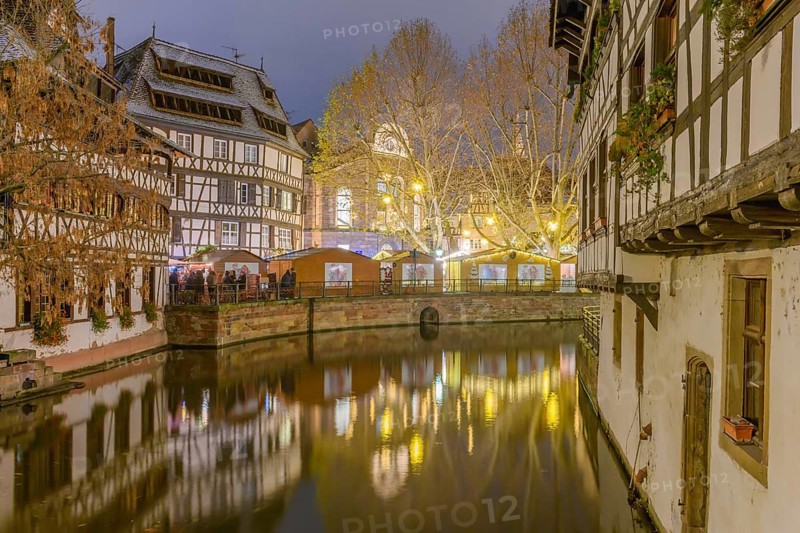 La Petite France at Christmas time, a picturesque district in the historic centre of Strasbourg. Listed as a UNESCO World Heritage Site. Bas-Rhin, Alsace, Grand Est, France, Europe