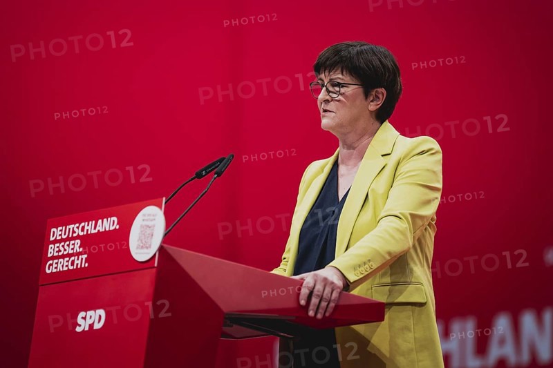 Saskia Esken, Bundesvorsitzender der SPD, aufgenommen im Rahmen des Bundesparteitags der Sozialdemokratischen Partei Deutschland (SPD) in Berlin, 09.12.2023. Von Freitag bis Sonntag beraten die Delegierten ueber aktive Standort- und Industriepolitik, ein