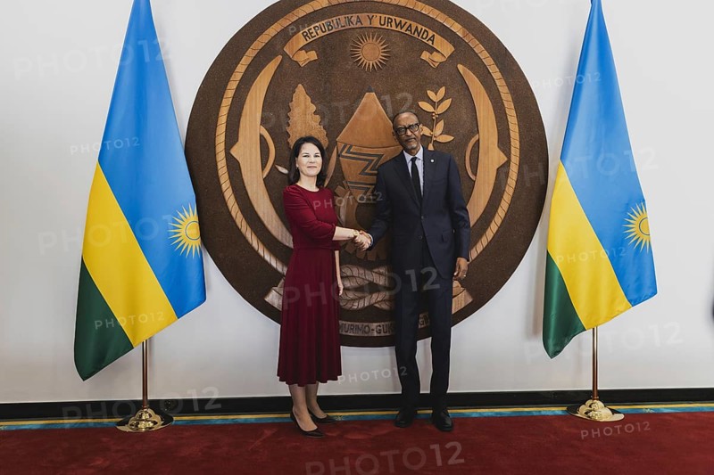 (L-R) Annalena Baerbock (Buendnis 90 Die Gruenen), Bundesaussenministerin, und Paul Kagame, Praesident von Ruanda, aufgenommen im Rahmen eines gemeinsamen Treffens in Kigali, 18.12.2023. Baerbock reist nach Ruanda fuer bilaterale Gespraeche sowie zur Ero