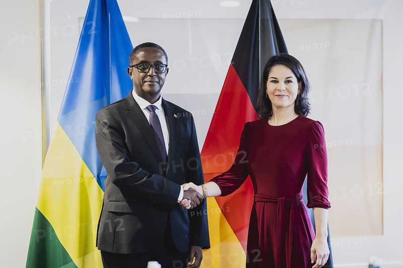 (R-L) Annalena Baerbock (Buendnis 90 Die Gruenen), Bundesaussenministerin, und Vincent Biruta, Aussenminister von Ruanda, aufgenommen im Rahmen eines gemeinsamen Treffens in Kigali, 18.12.2023. Baerbock reist nach Ruanda fuer bilaterale Gespraeche sowie
