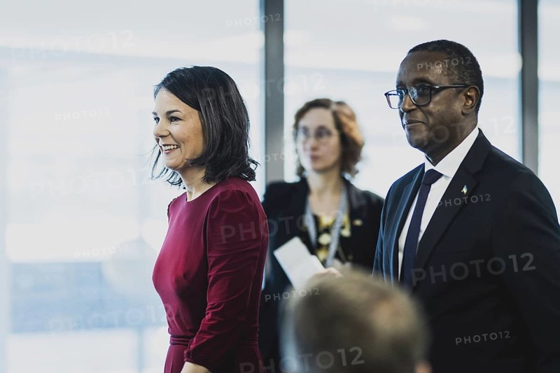 (L-R) Annalena Baerbock (Buendnis 90 Die Gruenen), Bundesaussenministerin, und Vincent Biruta, Aussenminister von Ruanda, aufgenommen im Rahmen einer Pressekonferenz nach einem gemeinsamen Gespraech in Kigali, 18.12.2023. Baerbock reist nach Ruanda fuer