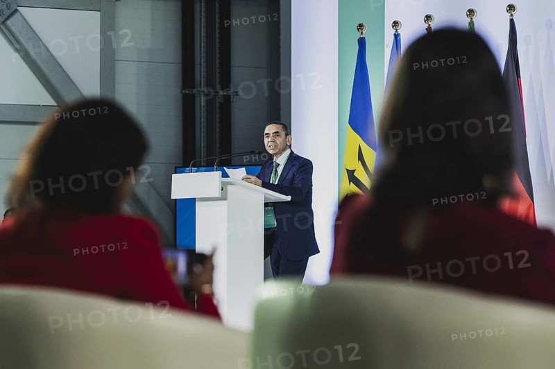 Prof. Ugur Sahin, Vorstandsvorsitzenden der Firma Biontech SE, aufgenommen im Rahmen der Einweihungszeremonie fuer die Produktionsstaette fuer mRNA-Impfstoffe der Firma Biontech in Kigali, 18.12.2023. Baerbock reist nach Ruanda fuer bilaterale Gespraeche