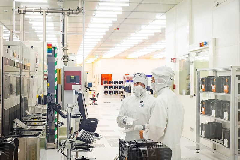 Press tour as part of SPIN2030, a campaign to highlight the diversity, excellence and attractiveness of Saxony as a centre of science, Fraunhofer Institute for Photonic Microsystems IPMS (CNT) Wafer production in the clean room