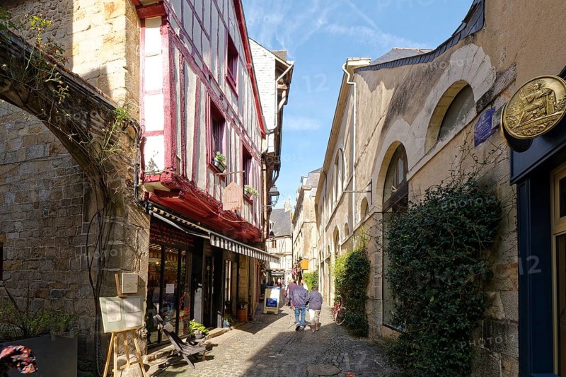 Houses in the narrow cobbled alley Rue des Halles in the old town of Vannes, Brittany. Vannes, Morbihan, France, Europe
