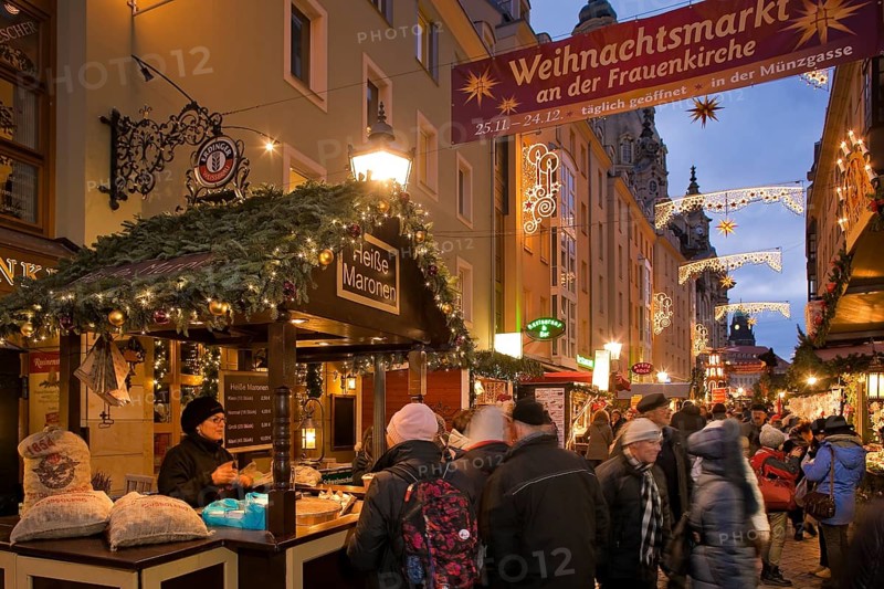 Christmas market in the Münzgasse in Dresden's Old Town in the immediate vicinity of the Church of Our Lady