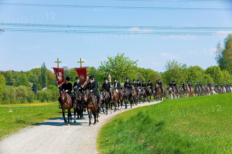 Every year at Easter there are about 5 processions in Lusatia, each with about 200 riders. The Catholic Church continues old Sorbian rites here. Thousands of spectators watch the impressive cavalcades