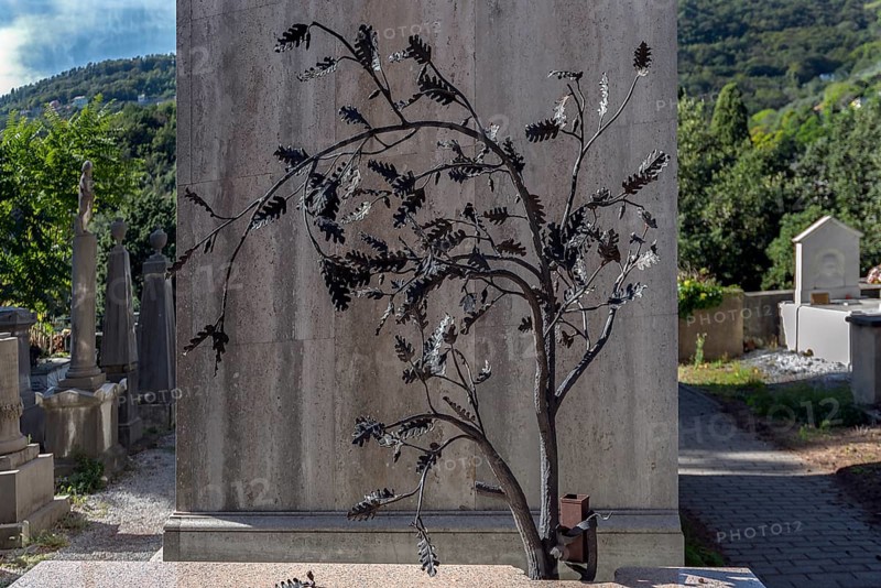 Metal sculpture on a grave, Monumental Cemetery, Cimitero monumentale di Staglieno), Genoa, Italy, Europe