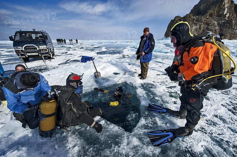 Scuba divers, scuba divers, Lake Baikal, Olkhon Island, Pribaikalsky National Park, Irkutsk Province, Siberia, Russia, Europe