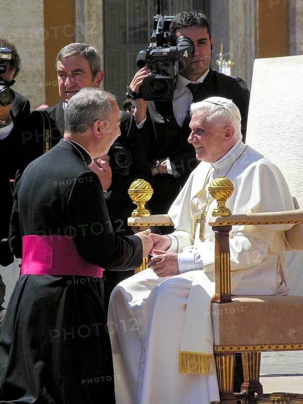 Pope Benedict XVI Joseph Ratzinger welcomes a bishop to the 1st audience on 27. 04. 2005, St. Peter's Cathedral, St. Peter's Basilica, Piazza San Pietro, St. Peter's Square, Vatican, Rome, Lazio, Italy, Europe