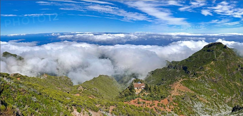 Pico Ruivo (1. 862 m) View from Madeira's highest peak, spectacular view, vegetation, above cloud cover, hiking holiday, panoramic view, summit climb, mountain hut below Pico Ruivo peak, lava rock, Madeira, Portugal, Europe