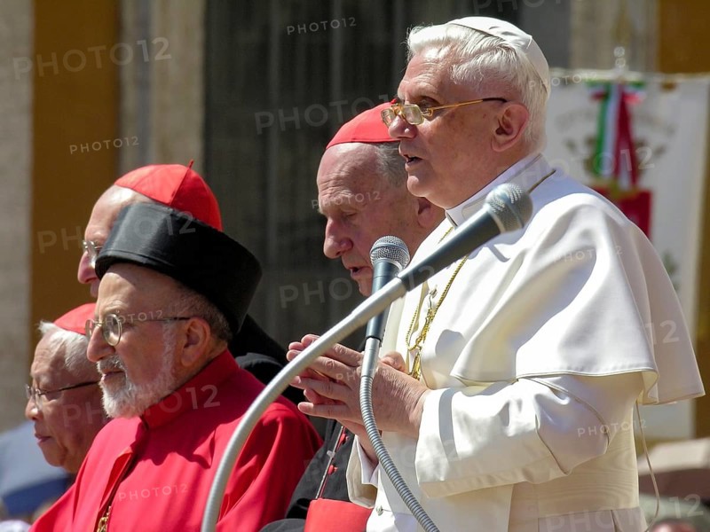 Pope Benedict XVI Joseph Ratzinger prays with Carinthians for 1st audience on 27. 04. 2005, St. Peter's Cathedral, St. Peter's Basilica, Piazza San Pietro, St. Peter's Square, Vatican, Rome, Lazio, Italy, Europe