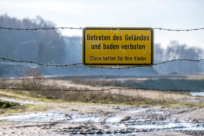 Sign with inscription Entering the site and bathing prohibited, Münsterland, North Rhine-Westphalia, Germany, Europe